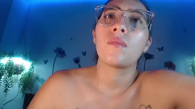 Snapshot of DaMikaela_ chatting on March 11, 2025, 10:42 pm DaMikaela online show from March 11, 2025, 10:42 pm