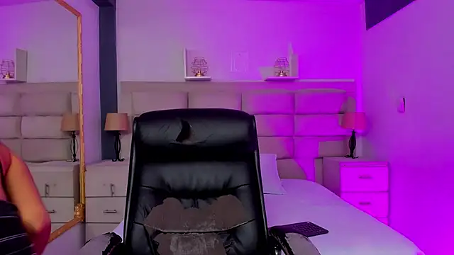 Snapshot of CinthiaCollins chatting on November 15, 2025, 8:38 pm CinthiaCollins online show from November 15, 2025, 8:38 pm