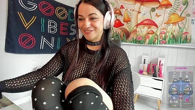 LovelyAzucena online show from November 26, 2025, 1:56 pm