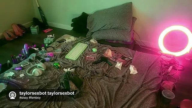 Snapshot of Taylorsexbot chatting on May 15, 2026, 6:42 am Taylorsexbot online show from May 15, 2026, 6:42 am