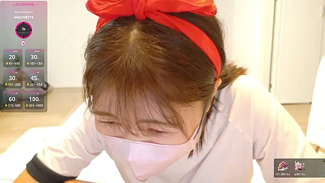 Snapshot of SUZU_ chatting on October 13, 2025, 12:05 pm SUZU online show from October 13, 2025, 12:05 pm