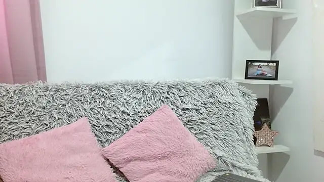 aliicee m online show from September 12, 2025, 5:35 pm