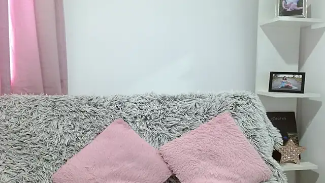 aliicee m online show from September 18, 2025, 6:21 pm