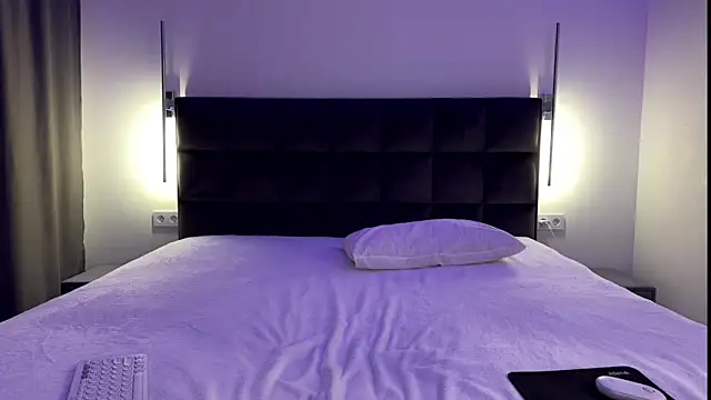 Snapshot of NotElis chatting on December 22, 2025, 6:16 pm NotElis online show from December 22, 2025, 6:16 pm