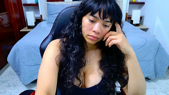 laureentt  online show from November 5, 2025, 3:06 am