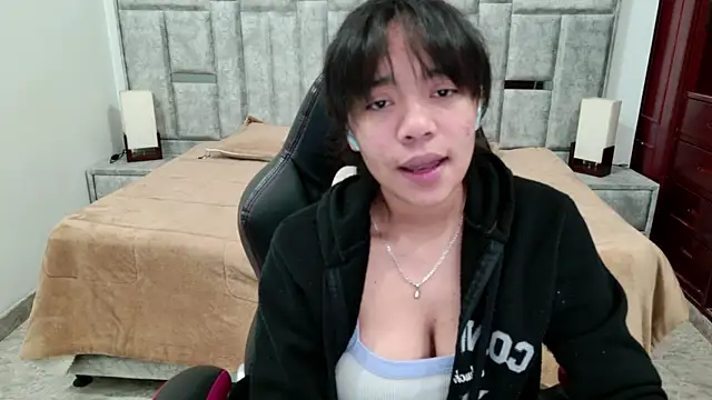 laureentt  online show from April 16, 2026, 3:18 am