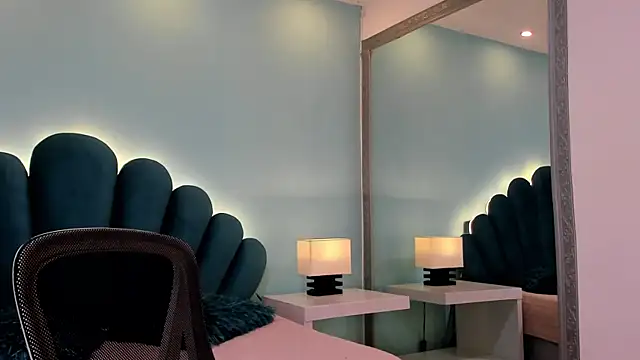 sharlott18 online show from November 20, 2025, 11:43 am