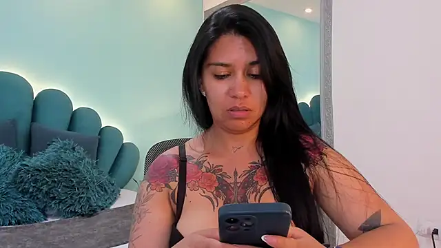 sharlott18 online show from April 10, 2026, 6:34 pm