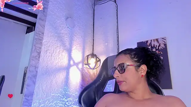 Snapshot of Alizon_1 chatting on May 4, 2026, 6:59 pm Alizon 1 online show from May 4, 2026, 6:59 pm