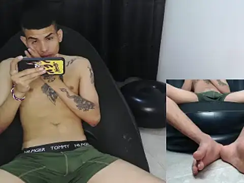 Snapshot of hot_king20 chatting on February 19, 2025, 6:43 pm hot king20 online show from February 19, 2025, 6:43 pm