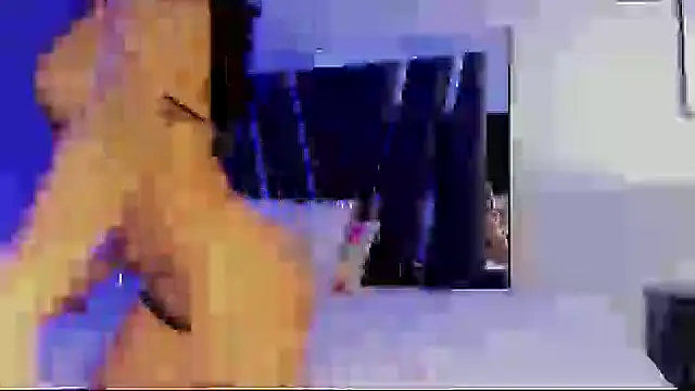 Snapshot of HollyEvanz chatting on September 25, 2025, 12:03 am HollyEvanz online show from September 25, 2025, 12:03 am