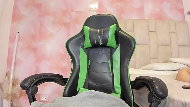 aida rose  online show from October 31, 2025, 6:09 pm