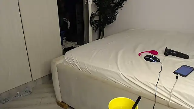 CurvyGlass online show from October 30, 2025, 10:21 pm