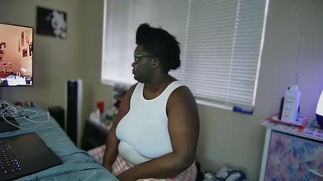 Snapshot of Yagurl__west chatting on February 17, 2025, 12:43 am Yagurl west online show from February 17, 2025, 12:43 am