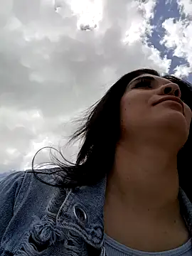 ambar-adaams online show from December 19, 2024, 6:01 pm