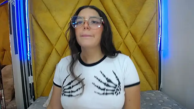 Snapshot of Paola_Lyon_ chatting on February 7, 2025, 11:56 am Paola Lyon online show from February 7, 2025, 11:56 am