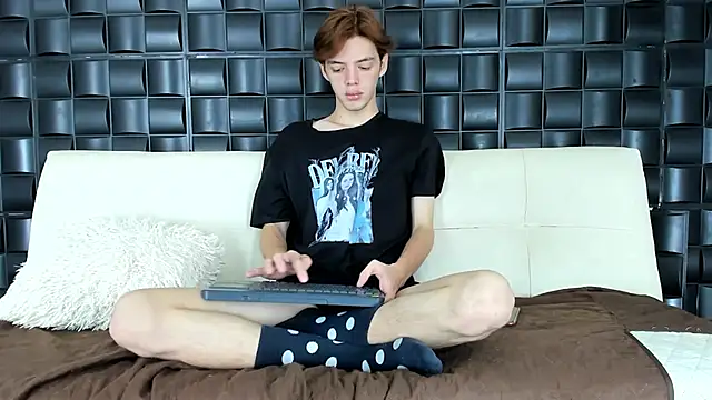 daniel hot03 online show from March 16, 2025, 1:17 pm