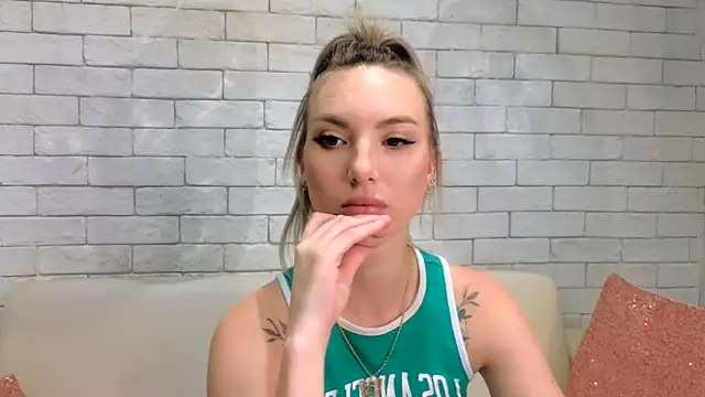 MiaMinx online show from February 7, 2025, 4:37 am