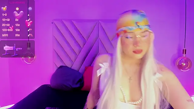 Snapshot of EmmaSwift_ chatting on December 17, 2025, 2:39 am EmmaSwift online show from December 17, 2025, 2:39 am