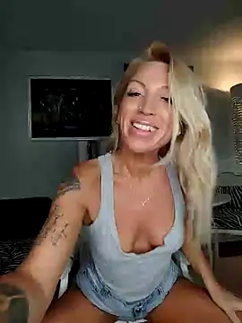 Snapshot of Weloveblue chatting on January 22, 2025, 12:27 pm Weloveblue online show from January 22, 2025, 12:27 pm