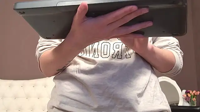 KylieLipa online show from February 25, 2025, 7:25 pm