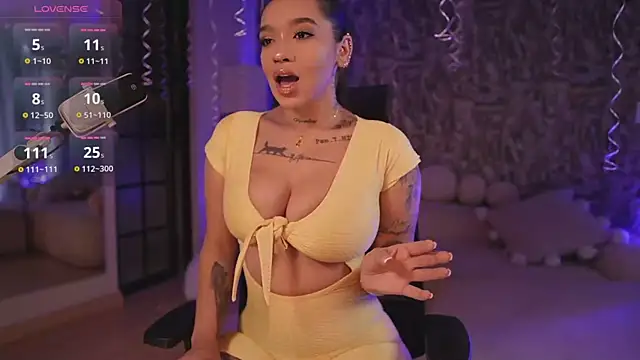 HannahW  online show from October 12, 2025, 12:59 pm