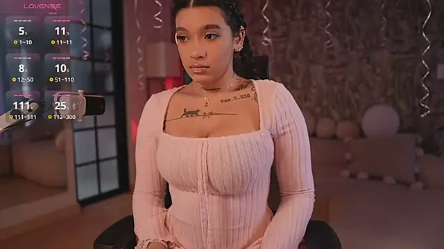 HannahW  online show from October 20, 2025, 9:15 pm