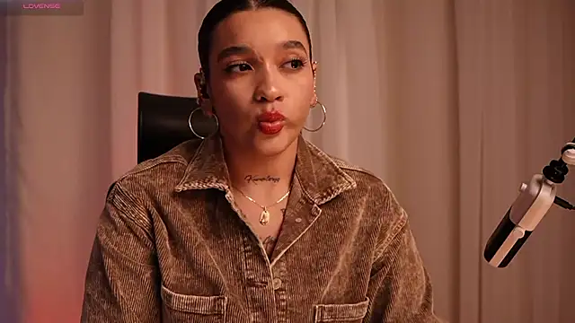 Snapshot of HannahW_ chatting on February 2, 2026, 10:19 pm HannahW online show from February 2, 2026, 10:19 pm