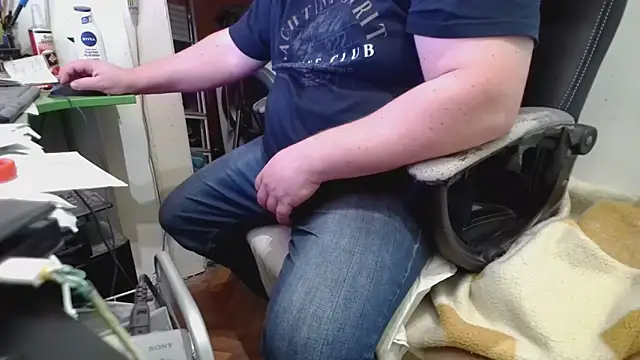 Snapshot of tipko123 chatting on October 15, 2025, 2:06 pm tipko123 online show from October 15, 2025, 2:06 pm