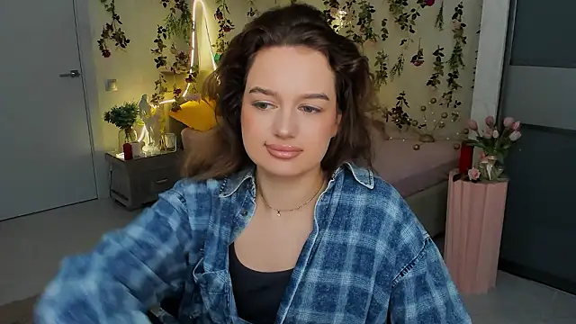 Snapshot of MiracleCurly chatting on February 8, 2026, 10:07 am MiracleCurly online show from February 8, 2026, 10:07 am