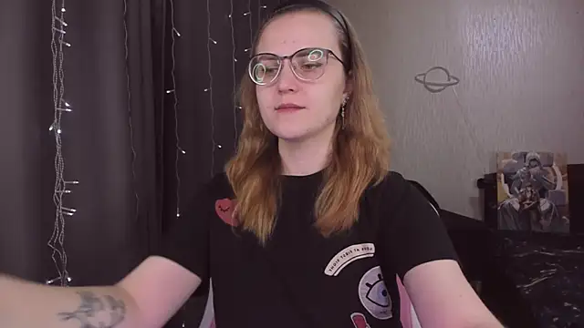 Snapshot of MissBrightShine chatting on December 18, 2025, 11:27 am MissBrightShine online show from December 18, 2025, 11:27 am