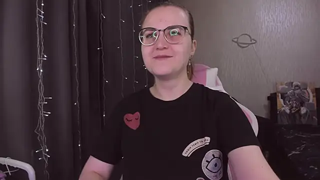 Snapshot of MissBrightShine chatting on December 19, 2025, 11:28 am MissBrightShine online show from December 19, 2025, 11:28 am