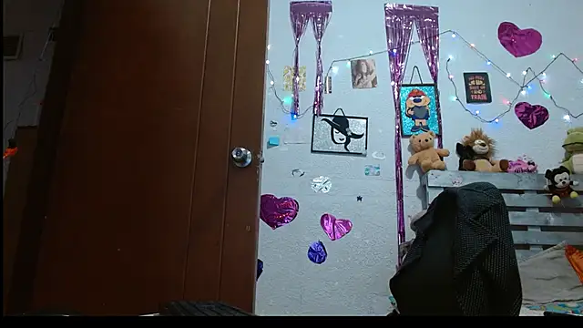 Snapshot of Saray_extrovert_ chatting on December 5, 2024, 10:55 am Saray extrovert online show from December 5, 2024, 10:55 am