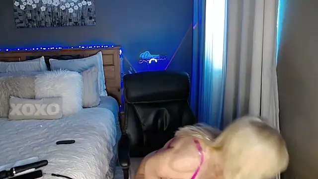 Snapshot of Lenaxox chatting on January 6, 2026, 6:44 pm Lenaxox online show from January 6, 2026, 6:44 pm