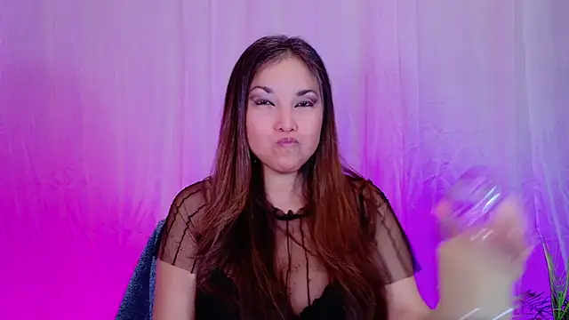 DivineLynn online show from December 30, 2024, 4:51 pm