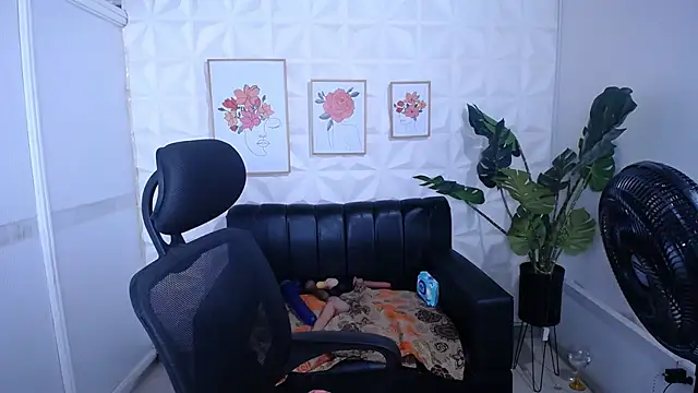 Valentinaa mature online show from March 17, 2026, 8:56 pm