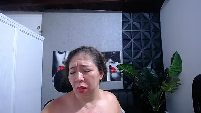 Valentinaa mature online show from May 27, 2026, 10:51 pm