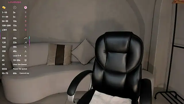 LizzHamilton   online show from November 10, 2025, 9:14 pm