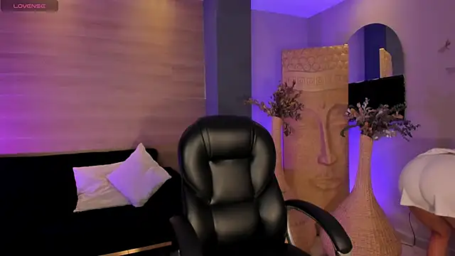 LizzHamilton   online show from December 15, 2025, 9:41 pm