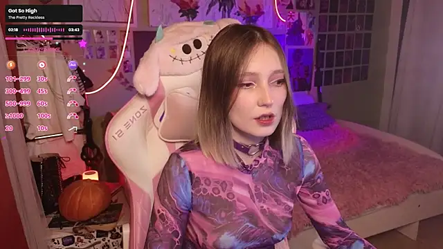 Snapshot of Evie_Ro chatting on October 24, 2025, 8:16 pm Evie Ro online show from October 24, 2025, 8:16 pm