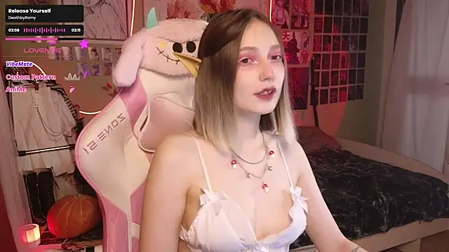 Snapshot of Evie_Ro chatting on October 29, 2025, 10:33 pm Evie Ro online show from October 29, 2025, 10:33 pm