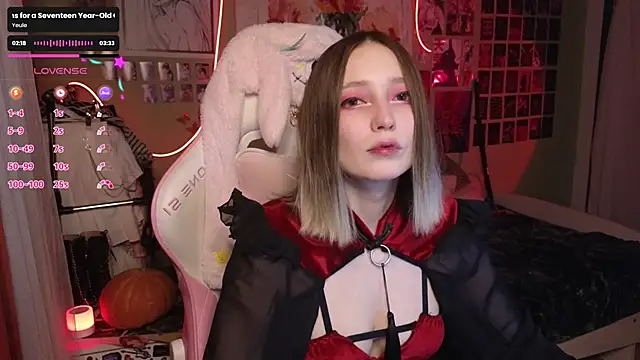 Snapshot of Evie_Ro chatting on October 31, 2025, 8:43 pm Evie Ro online show from October 31, 2025, 8:43 pm