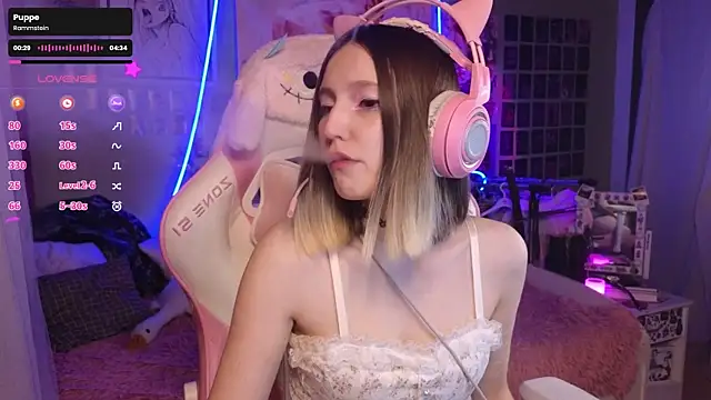 Snapshot of Evie_Ro chatting on November 10, 2025, 11:37 pm Evie Ro online show from November 10, 2025, 11:37 pm