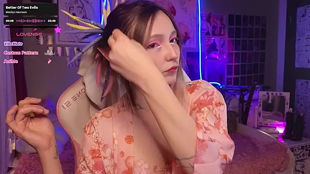 Snapshot of Evie_Ro chatting on November 12, 2025, 9:25 pm Evie Ro online show from November 12, 2025, 9:25 pm