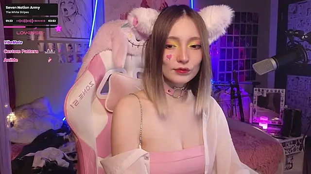 Snapshot of Evie_Ro chatting on November 22, 2025, 10:09 pm Evie Ro online show from November 22, 2025, 10:09 pm