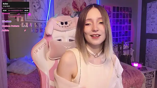 Snapshot of Evie_Ro chatting on November 29, 2025, 9:18 pm Evie Ro online show from November 29, 2025, 9:18 pm