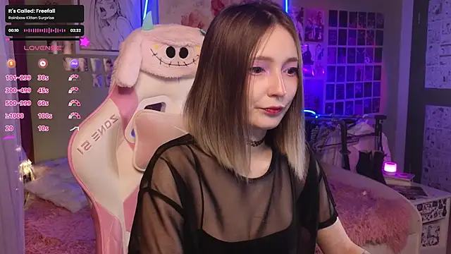 Snapshot of Evie_Ro chatting on December 1, 2025, 9:53 pm Evie Ro online show from December 1, 2025, 9:53 pm