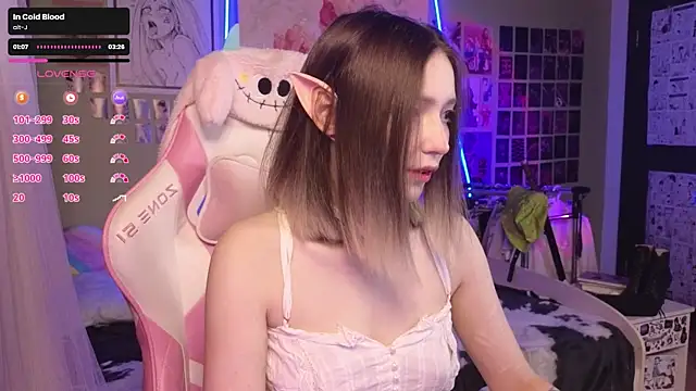 Snapshot of Evie_Ro chatting on December 16, 2025, 12:37 am Evie Ro online show from December 16, 2025, 12:37 am