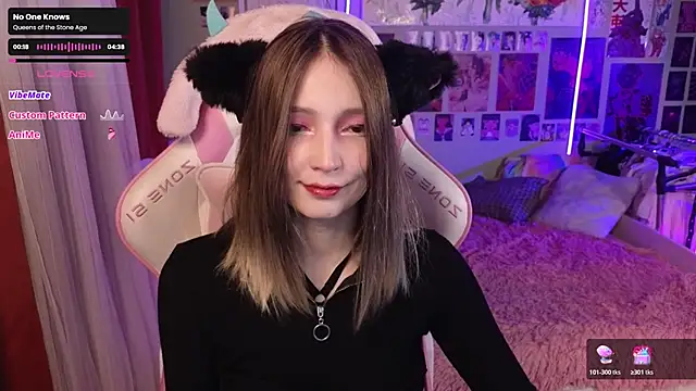 Snapshot of Evie_Ro chatting on March 1, 2026, 12:12 am Evie Ro online show from March 1, 2026, 12:12 am