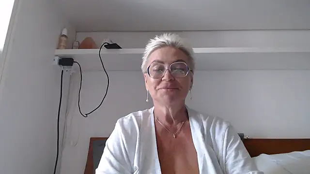 Snapshot of LindaL chatting on July 1, 2026, 10:39 am LindaL online show from July 1, 2026, 10:39 am